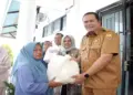 Wako Pariaman Bagikan Ratusan Paket Sembako untuk Petugas Kebersihan dan Penjaga Sekolah 6 Wako Pariaman Bagikan Ratusan Paket Sembako untuk Petugas Kebersihan dan Penjaga Sekolah