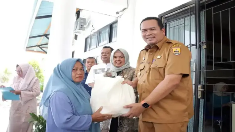 Wako Pariaman Bagikan Ratusan Paket Sembako untuk Petugas Kebersihan dan Penjaga Sekolah 1 Wako Pariaman Yota Balad membagikan paket sembako kepada petugas kebersihan dan penjaga sekolah. (Foto: Dok. Ist)