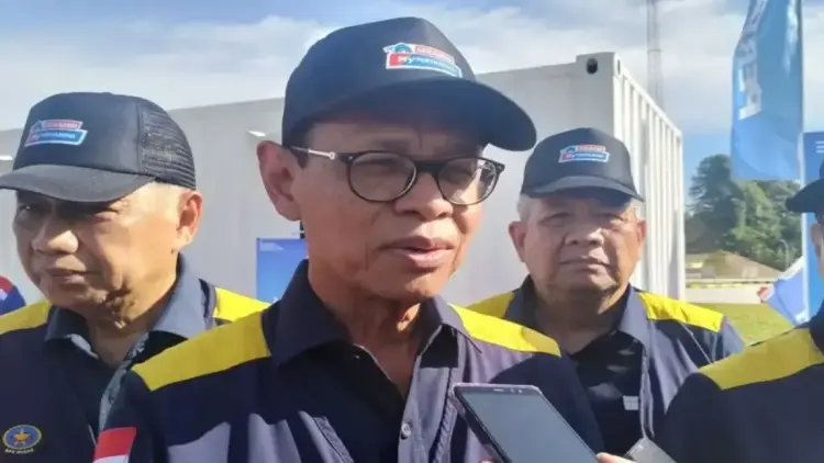 Kementerian ESDM Targetkan Konversi Minyak Tanah ke Elpiji Segera Terealisasi di Mentawai 1 Wakil Menteri ESDM Yuliot Tanjung saat diwawancarai terkait konversi minyak tanah ke elpiji bagi masyarakat Kabupaten Kepulauan Mentawai di Padang, Rabu (26/3/2025). (ANTARA/Muhammad Zulfikar)