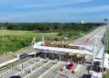 Sejumlah kendaraan melintas di Tol seksi Padang-Sicincin di Kabupaten Padang, Pariaman, Sumatera Barat. (Humas Hutama Karya)