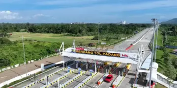 Ban Lepas, Bus Tabrak Pembatas Tol Padang–Sicincin 8 Sejumlah kendaraan melintas di Tol seksi Padang-Sicincin di Kabupaten Padang, Pariaman, Sumatera Barat. (Humas Hutama Karya)