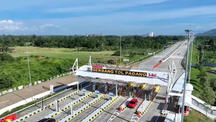 Sejumlah kendaraan melintas di Tol seksi Padang-Sicincin di Kabupaten Padang, Pariaman, Sumatera Barat. (Humas Hutama Karya)