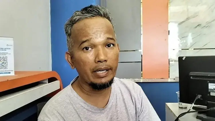 Ombudsman Sumbar Minta Pemda Waspadai Praktik Pungli di Objek Wisata Selama Libur Lebaran 2025 1 Kepala Ombudsman Perwakilan Sumatera Barat Adel Wahidi saat diwawancarai di Padang. (ANTARA/Muhammad Zulfikar)