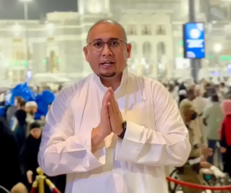 Wakil Ketua Komisi VI DPR RI Andre Rosiade menyampaikan ucapan Selamat Idul Fitri 1446 H dari Kota Suci Makkah, Arab Saudi. (Foto: Dok. Ist)