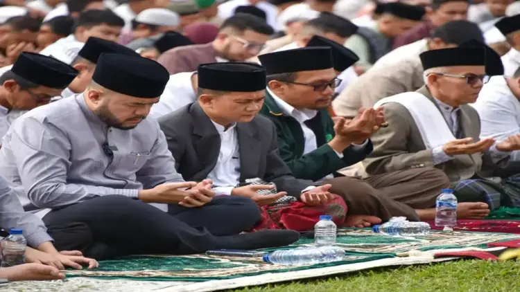 Wako Padang melaksanakan Shalat Idul Fitri di Gelanggang Balai Kota Aie Pacah, Senin (31/3/2025). (Foto: Dok. Ist)