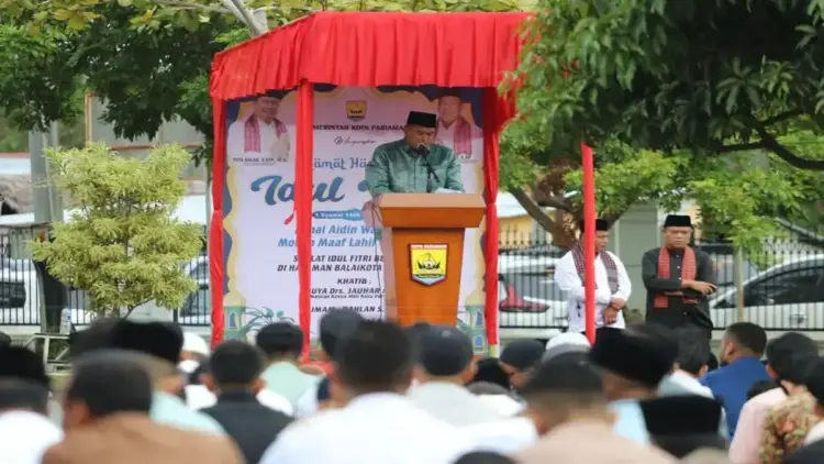 Wako Pariaman Ajak Masyarakat Refleksi Diri usai Salat Idul Fitri 1 Pemko Pariaman bersama warga melaksanakan Shalat Idul Fitri di Halaman Balaikota. (Foto: Dok. Ist)