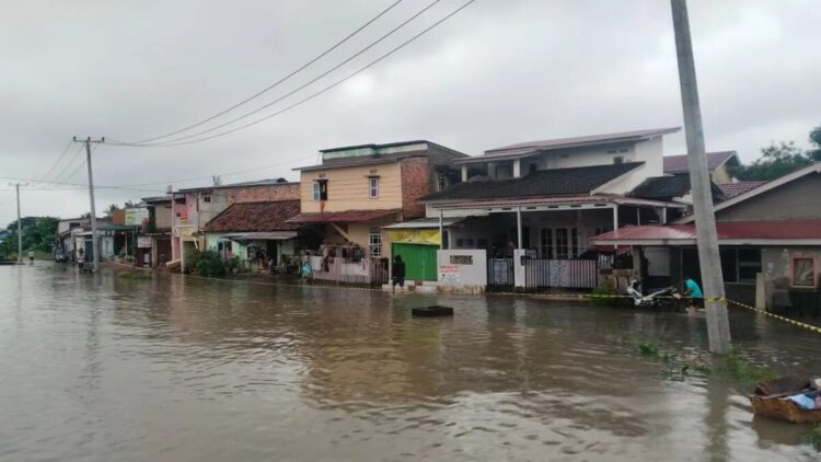 Banjir di Kawasan Bendungan Kelurahan 20 Ilir II, Kecamatan Kemuning Kota Palembang, setinggi sekitar 10-15 centimeter, Minggu (9/3/2025). (ANTARA/M Imam Pramana)