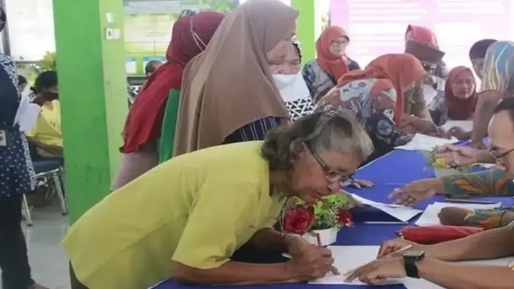Mensos Imbau KPM Manfaatkan Bansos untuk Peningkatan Kesejahteraan dan Pendidikan Anak 1 Warga Kota Madiun, Jatim menerima sejumlah bantuan sosial di aula Kantor Kelurahan Nambangan Lor Kota Madiun, Kamis (20/3/2025). (ANTARA/HO-Diskominfo Kota Madiun)