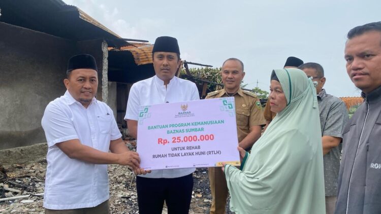 Wagub Vasko Beri Bantuan Rp25 Juta untuk Keluarga Terdampak Kebakaran di Alahan Panjang 1 Bantuan Rp25 juta untuk warga terdampak kebakaran di Alahan Panjang, Kabupaten Solok. (dok. adpsb)