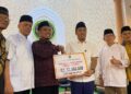 Wagub Vasko serahkan bantuan Rp50 juta untuk Masjid Muhsinin Payakumbuh. (dok. adpsb)