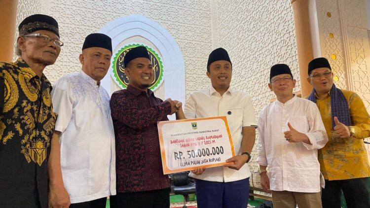 Wagub Vasko serahkan bantuan Rp50 juta untuk Masjid Muhsinin Payakumbuh. (dok. adpsb)