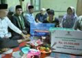 Salurkan Bantuan Rehab Rumah Warga di Agam, Gubernur Mahyeldi Berpesan Pendidikan Anak Terus Diperhatikan 2 Gubernur Mahyeldi serahkan bantuan bedah rumah saat singgah sahur di Agam. (dok. adpsb)