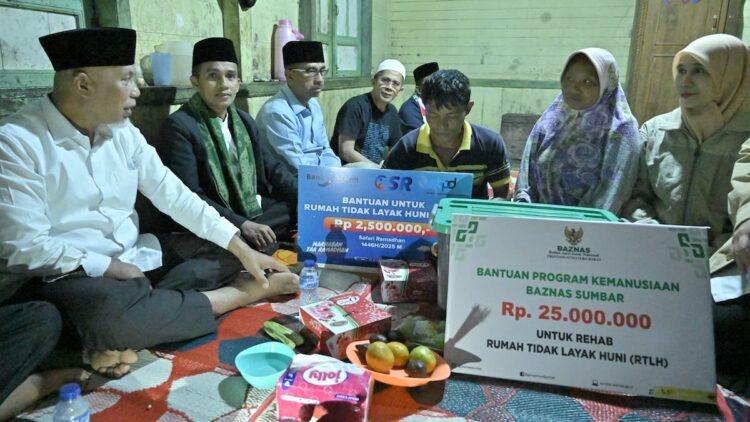 Gubernur Mahyeldi serahkan bantuan bedah rumah saat singgah sahur di Agam. (dok. adpsb)