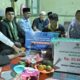 Gubernur Mahyeldi serahkan bantuan bedah rumah saat singgah sahur di Agam. (dok. adpsb)