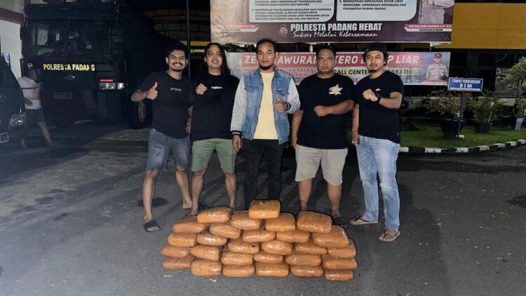 Polresta Padang Amankan 28 Paket Ganja Kering saat Tangkap Pelaku Curanmor 1 Barang bukti 28 paket ganja yang diamankan Tim Klewang saat menangkap pelaku curanmor. (dok. istimewa)