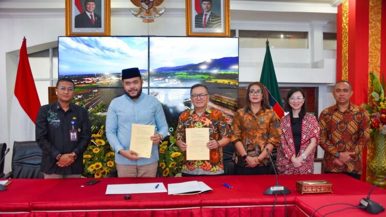 Kesepahaman Pemko Padang dengan lembaga pendidikan untuk program kuliah gratis ke luar negeri. (dok. Prokopim)