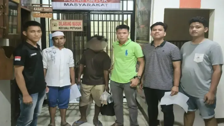 Polres Agam Amankan Dua Pelaku Penyalahgunaan BBM Subsidi, Sita Sembilan Jerigen Pertalite 1 Dua pelaku penyalahgunaan BBM subsidi sedang berada di Mapolres Agam. Dok HO/Polres Agam