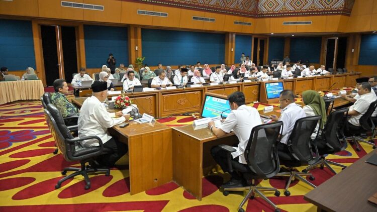 Gubernur Mahyeldi Ajak Kabupaten/Kota Pertegas Komitmen terhadap Program ETPD 1 Gubernur Mahyeldi hadiri high level meeting TP2DD Sumbar. (dok. adpsb)