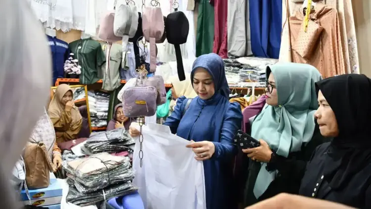 Istri Wako Padang belanja ke Pasar Raya Fase VII. (dok. Prokopim)