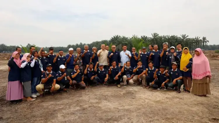 Kiat PalmCo Konsisten Tingkatkan Protas Petani di Atas Standar Nasional 1 Jajaran direksi PTPN IV PalmCo dan karyawan. (dok. istimewa)