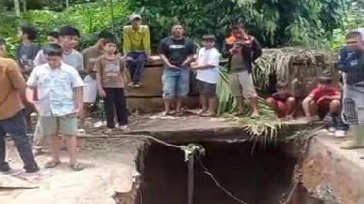 Kondisi jalan yang amblas di jalan alternatif Padang Lamo yang rusak mengakibatkan kemacetan panjang. (ANTARA/HO/Agus)