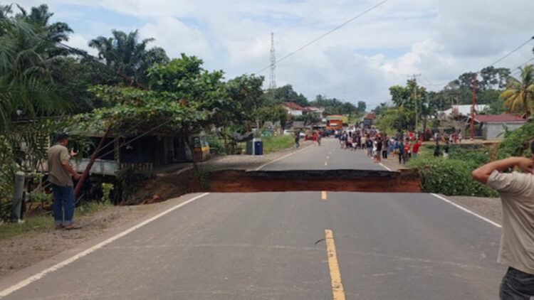 Jalinsum Sumbar-Jambi terputus akibat hujan deras yang menyebabkan arus sungai mengerus jalan. (dok. istimewa)