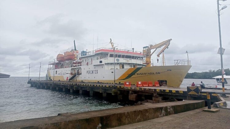 Kapal mudik gratis PT Semen Padang bersandar di Pelabuhan Teluk Bayur Padang. (dok. istimewa)
