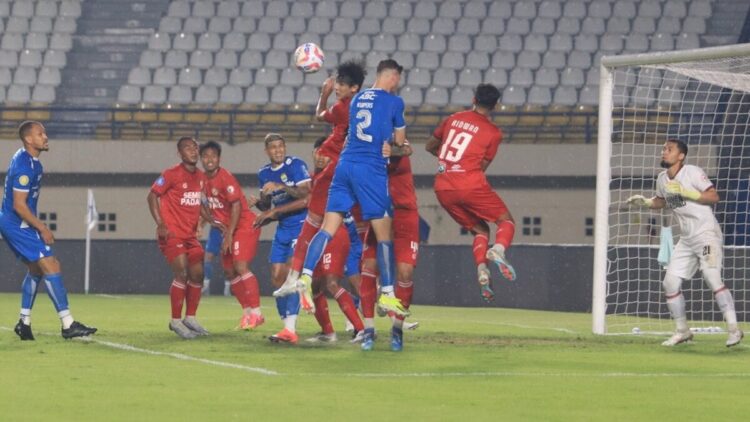 Semen Padang FC Punya Rekor Tangguh Kontra Persib, Laga Pekan ke-27 Jadi Ujian Berat 1 Laga antara Semen Padang FC kontra Persib Bandung di putaran pertama BRI Liga 1 2024/2025. (dok. LIB)