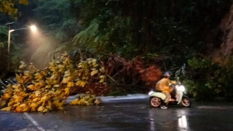 Longsor di Panorama 1 Sitinjau Lauik setelah hujan seharian pada Rabu (4/3/2025) mengguyur Sumbar. (dok. istimewa)