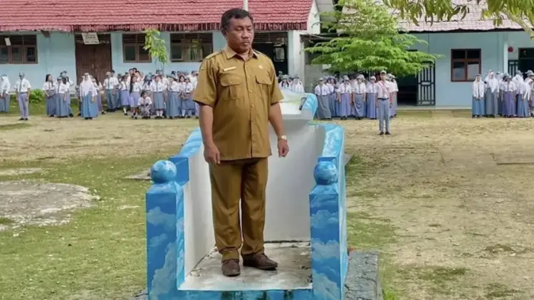 Pukul Siswi? Oknum Kepsek SMK di Pulau-Pulau Batu Tidak Takut Dipolisikan 1 Fatolosa Daya alias Fonce, Kepala Sekolah SMK Negeri 2 Pulau Pulau Batu, Nias Selatan, Sumut terduga kasus pemukulan siswi. (Dok. Smakndua PP-Batu)