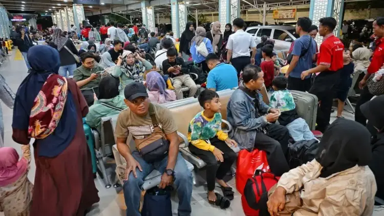 Suasana pemudik yang tengah memenuhi ruang tunggu di Stasiun Pasar Senen Jakarta. (Foto : Kemenhub)