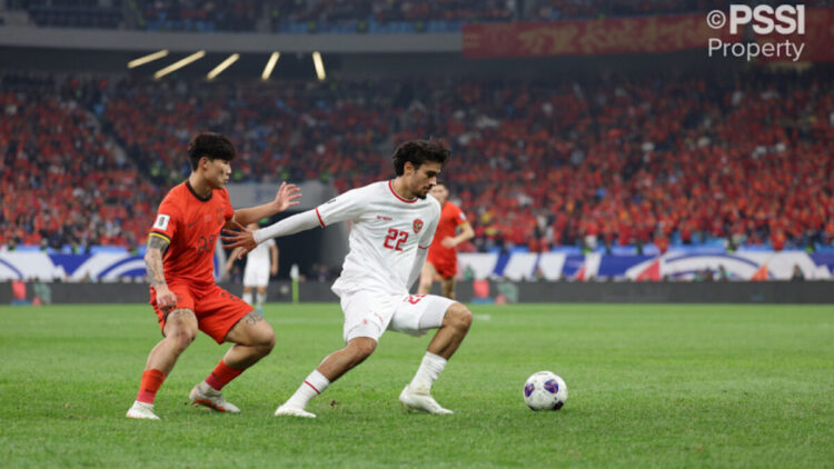Pemain TImnas Indonesia Nathan Tjoa-on melewati pemain Korsel dalam Piala Asia lalu. (dok. PSSI)