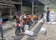 Tingkatkan Keselamatan Angkutan Barang, KAI Divre II Sumbar Bersihkan Jalur Bongkar Klinker di Teluk Bayur