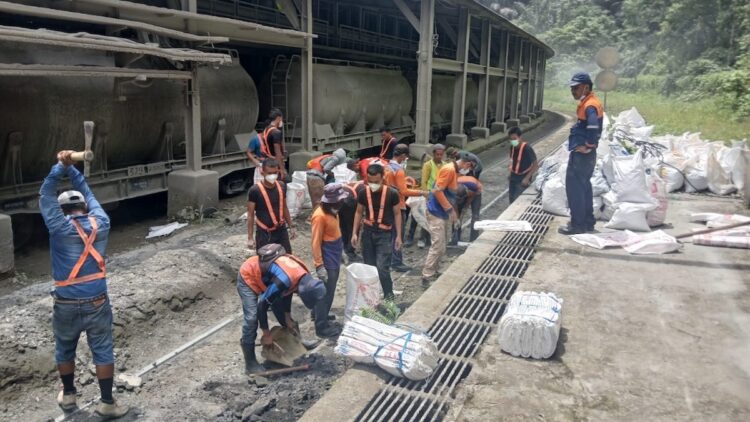Tingkatkan Keselamatan Angkutan Barang, KAI Divre II Sumbar Bersihkan Jalur Bongkar Klinker di Teluk Bayur 1 Pembersihan jalur kereta api di areal klinker Pelabuhan Teluk Bayur. (dok. Humas KAI)