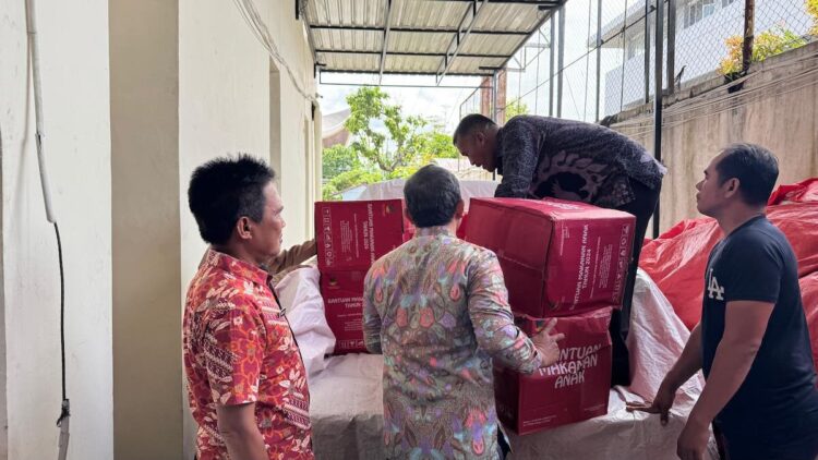 Pemprov Sumbar salurkan bantuan untuk korban terdampak banjir di Pessel. (dok. adpsb)