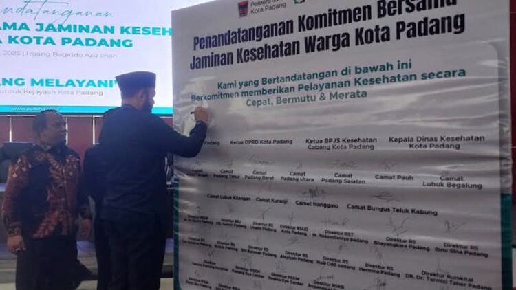 Penandanganan komitmen bersama jaminan kesehatan warga Kota Padang. (dok. MC Padang)
