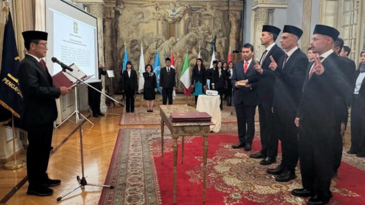 Emil Eudero, James Dean dan Joey Pelupessy Dipastikan Bisa Bela Timnas Indonesia 1 Pengambilan sumpah tiga pemain naturalisasi teranyar, yakni Emil Audero Mulyadi, Dean James dan Joey Pelupessy. (dok. PSSI)