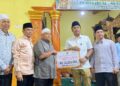 Penyerahan bantuan hibah Safari Ramadan di Pasaman Barat. (dok. adpsb)