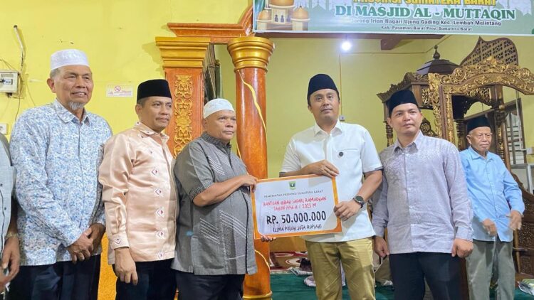 Safari Ramadan 1446 Hijriah, Wagub Sumbar Fokus pada Tempat Ibadah dan Rumah Layak Huni 1 Penyerahan bantuan hibah Safari Ramadan di Pasaman Barat. (dok. adpsb)