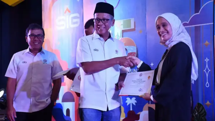 Penyerahan penghargaan karyawan di perayaan 115 tahun PT Semen Padang. (dok. Humas)