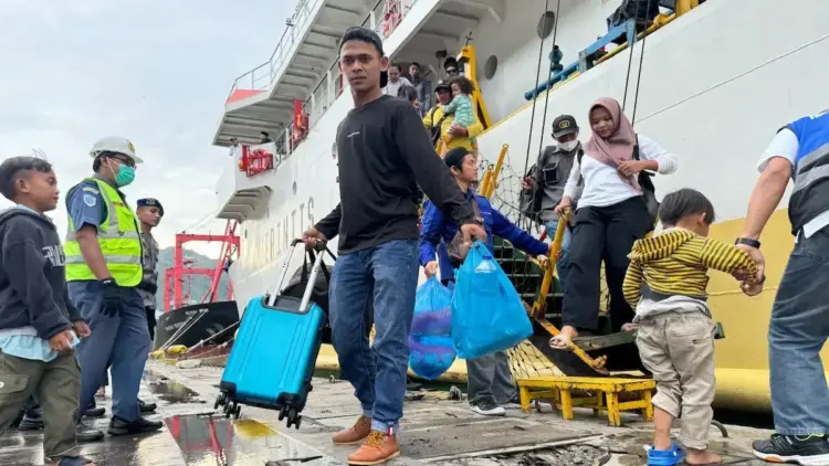 Peserta Mudik Gratis Semen Padang Sampai di Kampung Halaman, Disambut Haru Keluarga 1 Peserta mudik gratis Semen Padang dari Mentawai sampai di Padang. (dok. Humas)