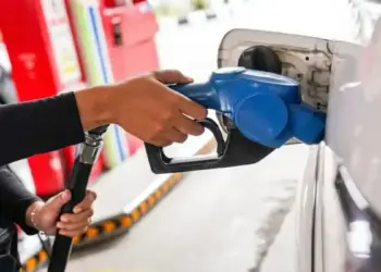 Petugas mengisi BBM ke kendaraan pelanggan di salah satu SPBU PT Pertamina (Persero). (Dok.PT Pertamina Patra Niaga)