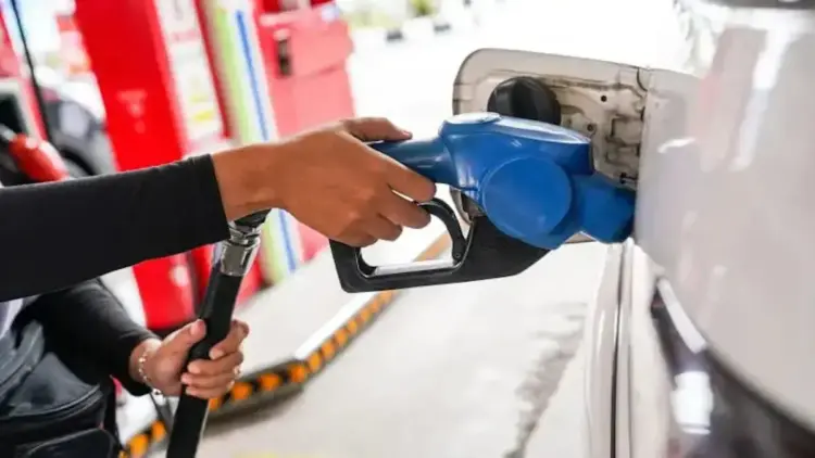 Pertamina Turunkan Harga BBM Non-Subsidi Sebagai Kado di Hari Lebaran 1 Petugas mengisi BBM ke kendaraan pelanggan di salah satu SPBU PT Pertamina (Persero). (Dok.PT Pertamina Patra Niaga)