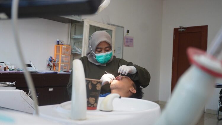 Proses pemeriksaan gigi di Semen Padang Hospital (SPH). (dok. istimewa)