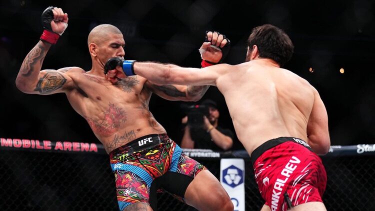 Bertarung di Bulan Ramadan, Magomed Ankalaev Rebut Sabuk UFC Light Heavyweight 1 Pukulan telak Magomed Ankalaev membuat Alex Pereira kewalahan. (dok. UFC)