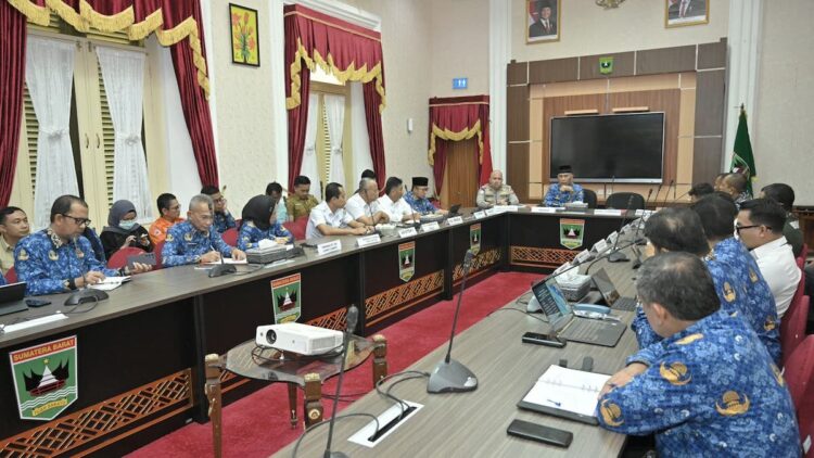 Gubernur Mahyeldi Pastikan Ketersediaan Pangan dan Keamanan Transportasi Jelang Lebaran 1 Rakor kesiapan Pemprov Sumbar jelang Lebaran. (dok. adpsb)