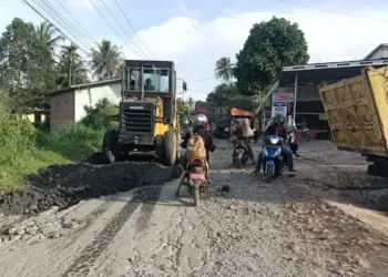 Ruas jalan Payakumbuh-Sitangkai dalam perbaikan (dok. adpsb)