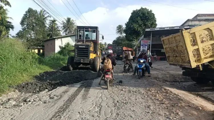 Gubernur Mahyeldi Pastikan Ruas Jalan Batas Payakumbuh-Sitangkai akan Dikebut Usai Lebaran 1 Ruas jalan Payakumbuh-Sitangkai dalam perbaikan (dok. adpsb)