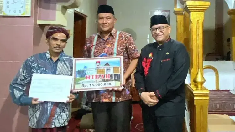 Sekdako Padang Serahkan Bantuan Hibah Rp15 Juta di Masjid Nurul Islam Lubuk Buaya dan 1 Safari Ramadan Sekdako Padang ke Masjid Nurul Islam Lubuk Buaya. (dok. Prokopim)