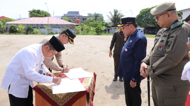 Wawako Maigus Nasir Pimpin Apel Pagi Penyerahan Personel BKO OPD ke Satpol PP Padang 1 Serah terima personel BKO diiringi dengan apel pagi. (dok. Prokopim)